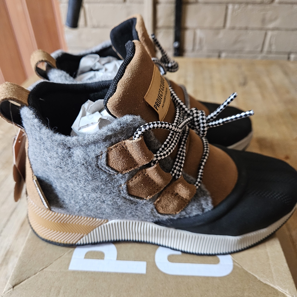 Project Cloud Women's Black and Tan Winter Boots